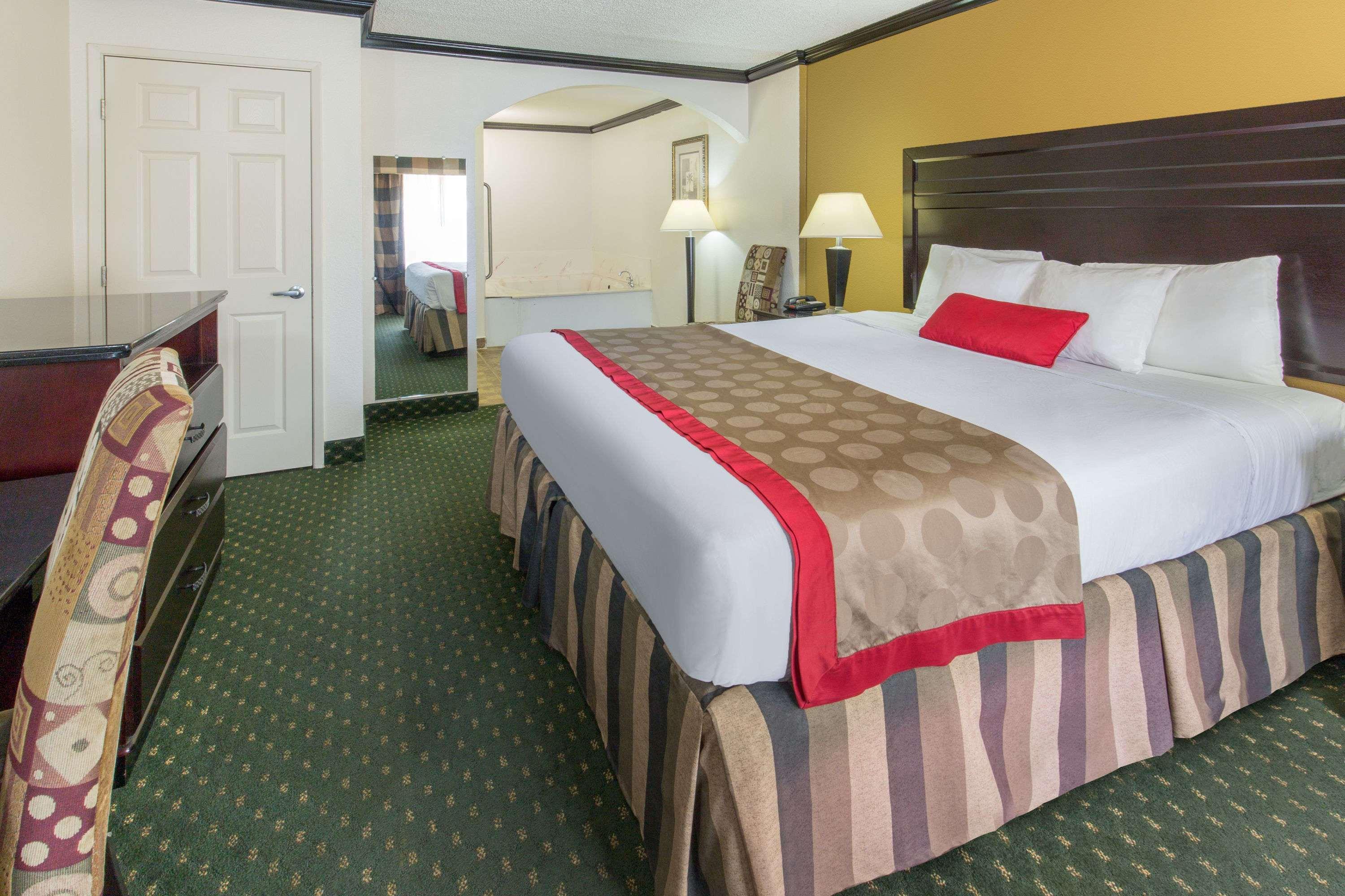 Ramada By Wyndham Ontario Hotel Eksteriør billede
