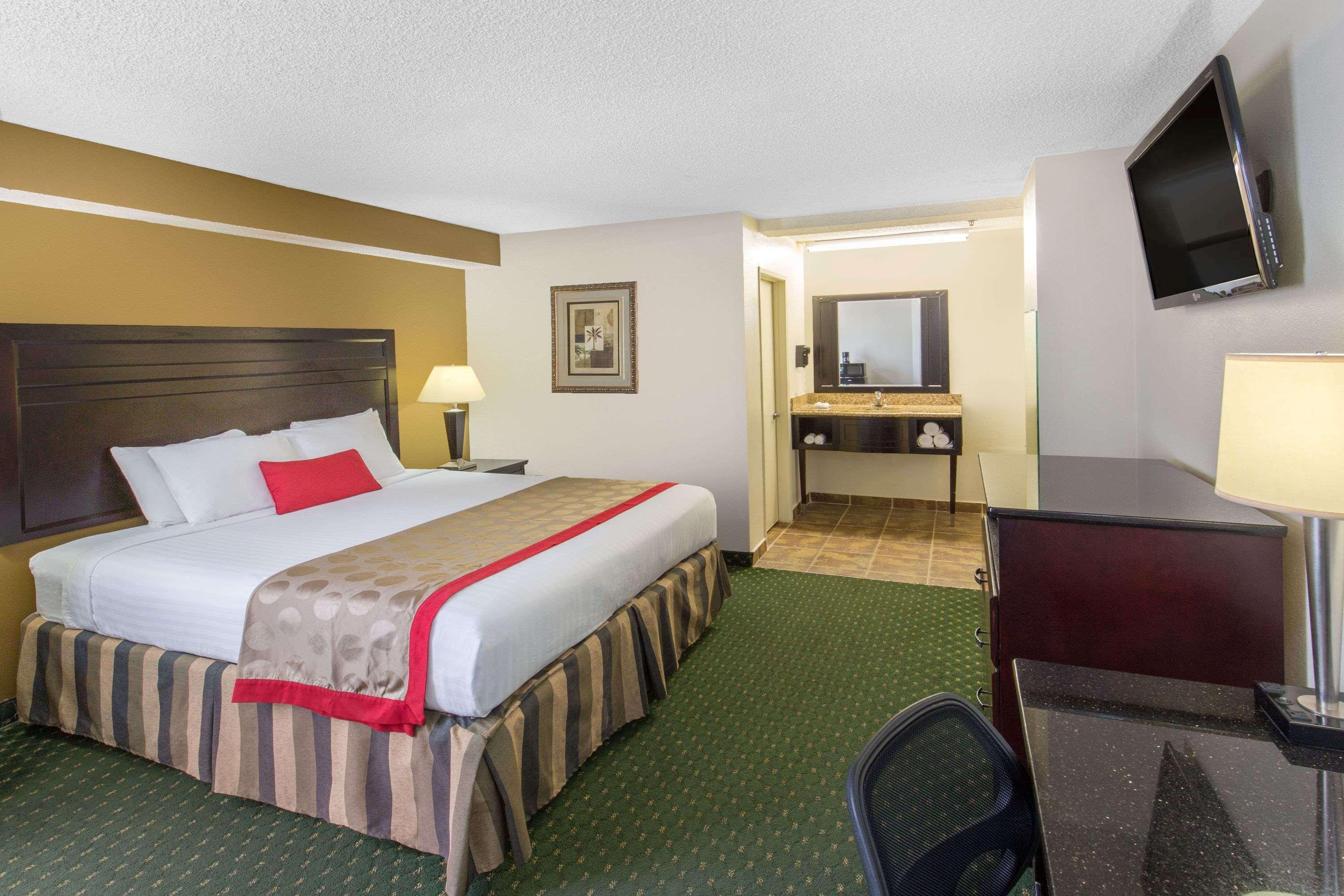 Ramada By Wyndham Ontario Hotel Eksteriør billede