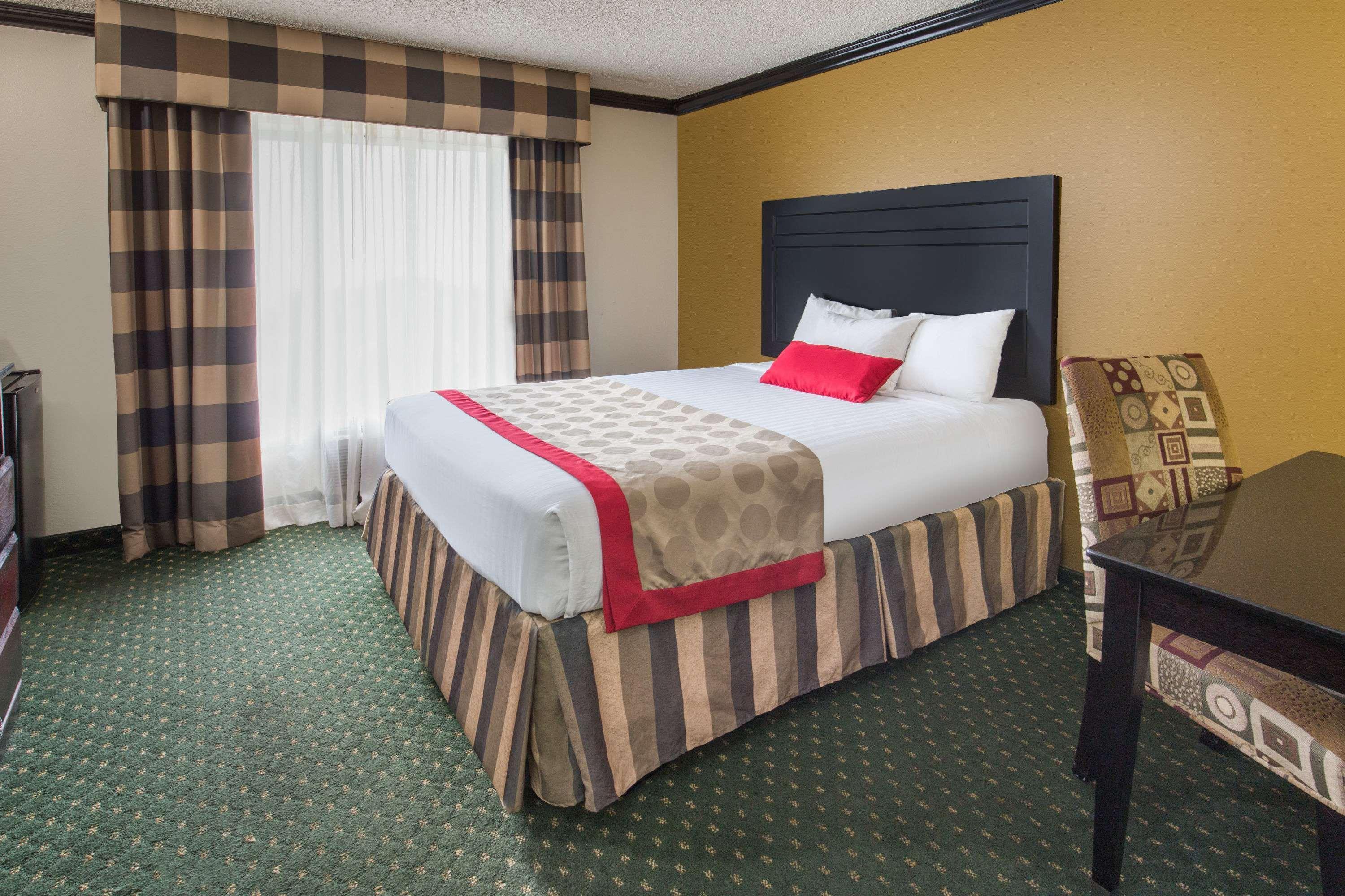 Ramada By Wyndham Ontario Hotel Eksteriør billede