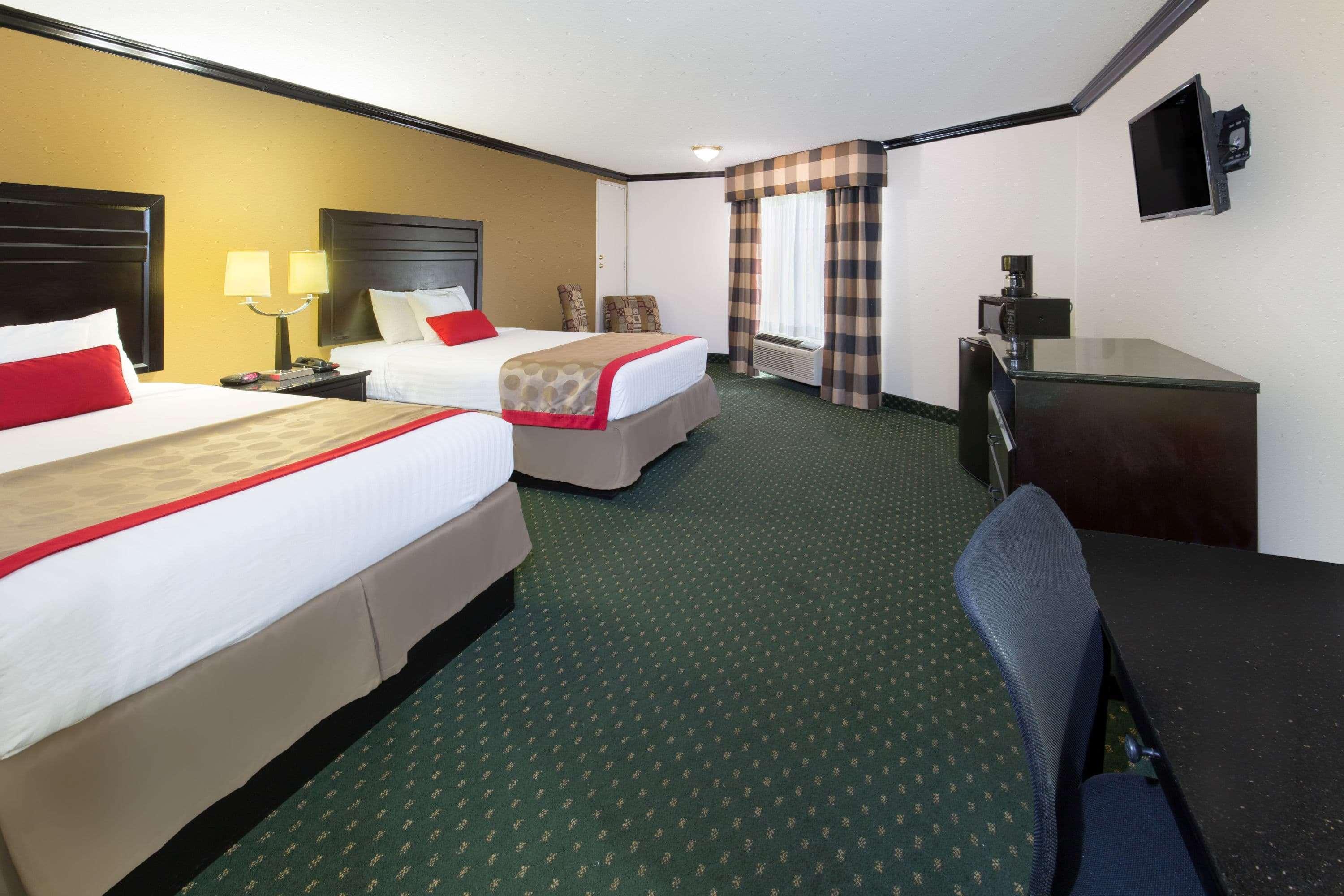 Ramada By Wyndham Ontario Hotel Eksteriør billede
