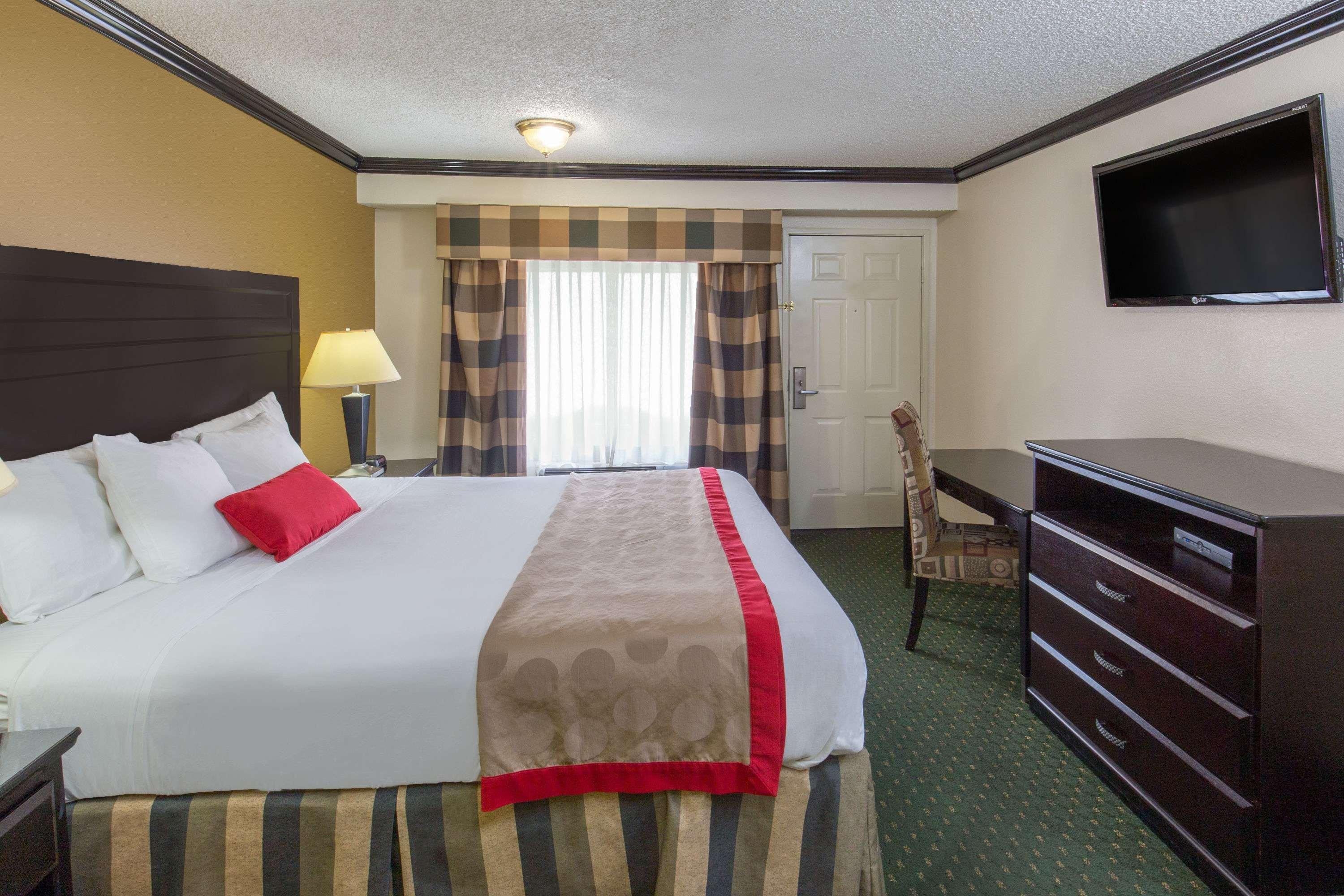 Ramada By Wyndham Ontario Hotel Eksteriør billede