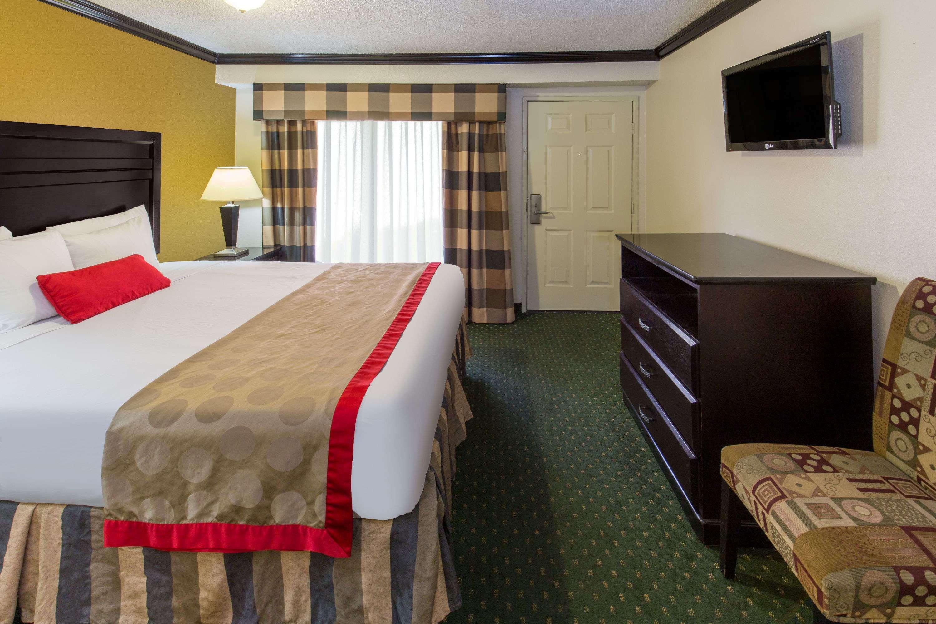 Ramada By Wyndham Ontario Hotel Eksteriør billede