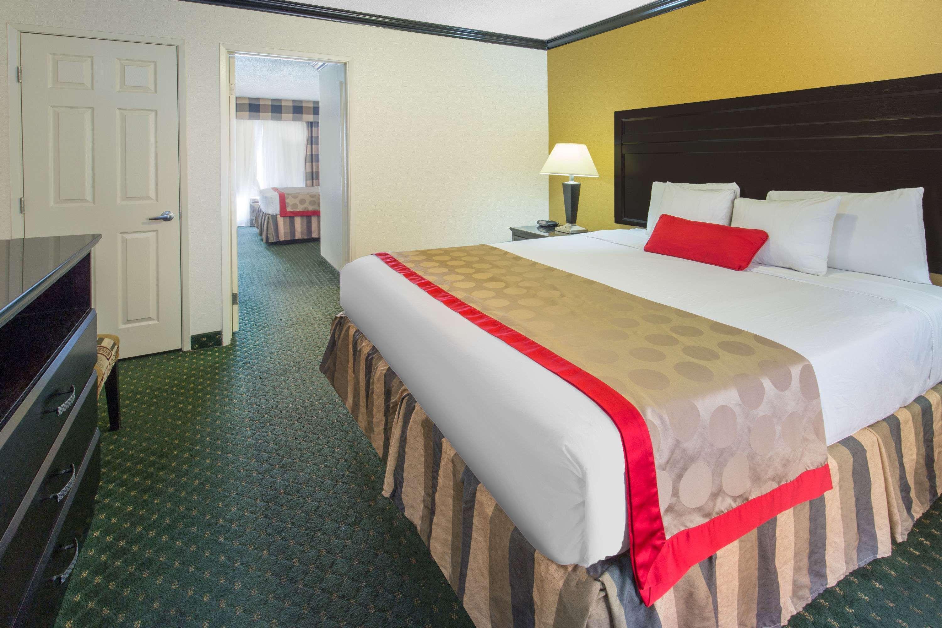 Ramada By Wyndham Ontario Hotel Eksteriør billede