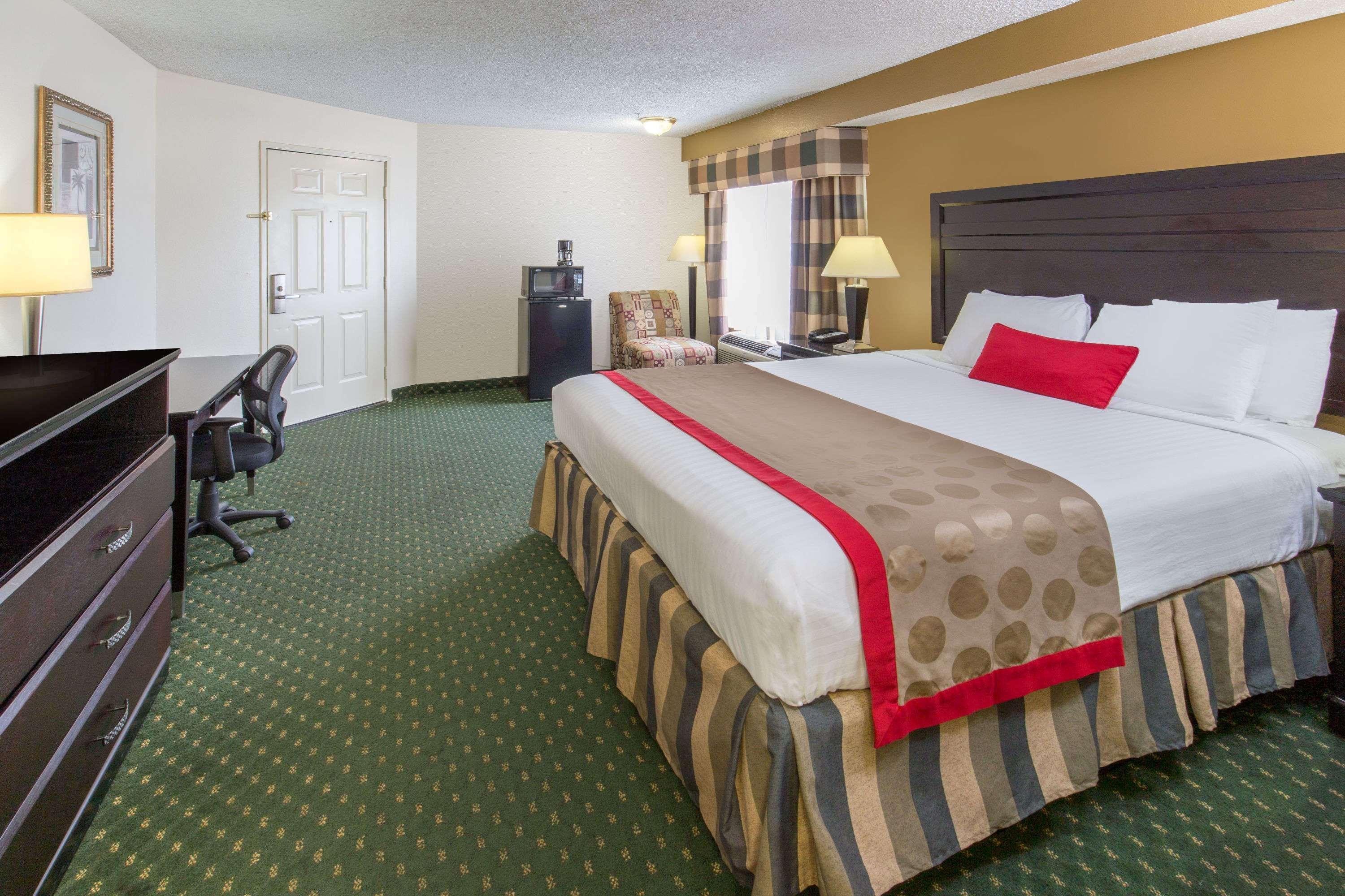 Ramada By Wyndham Ontario Hotel Eksteriør billede