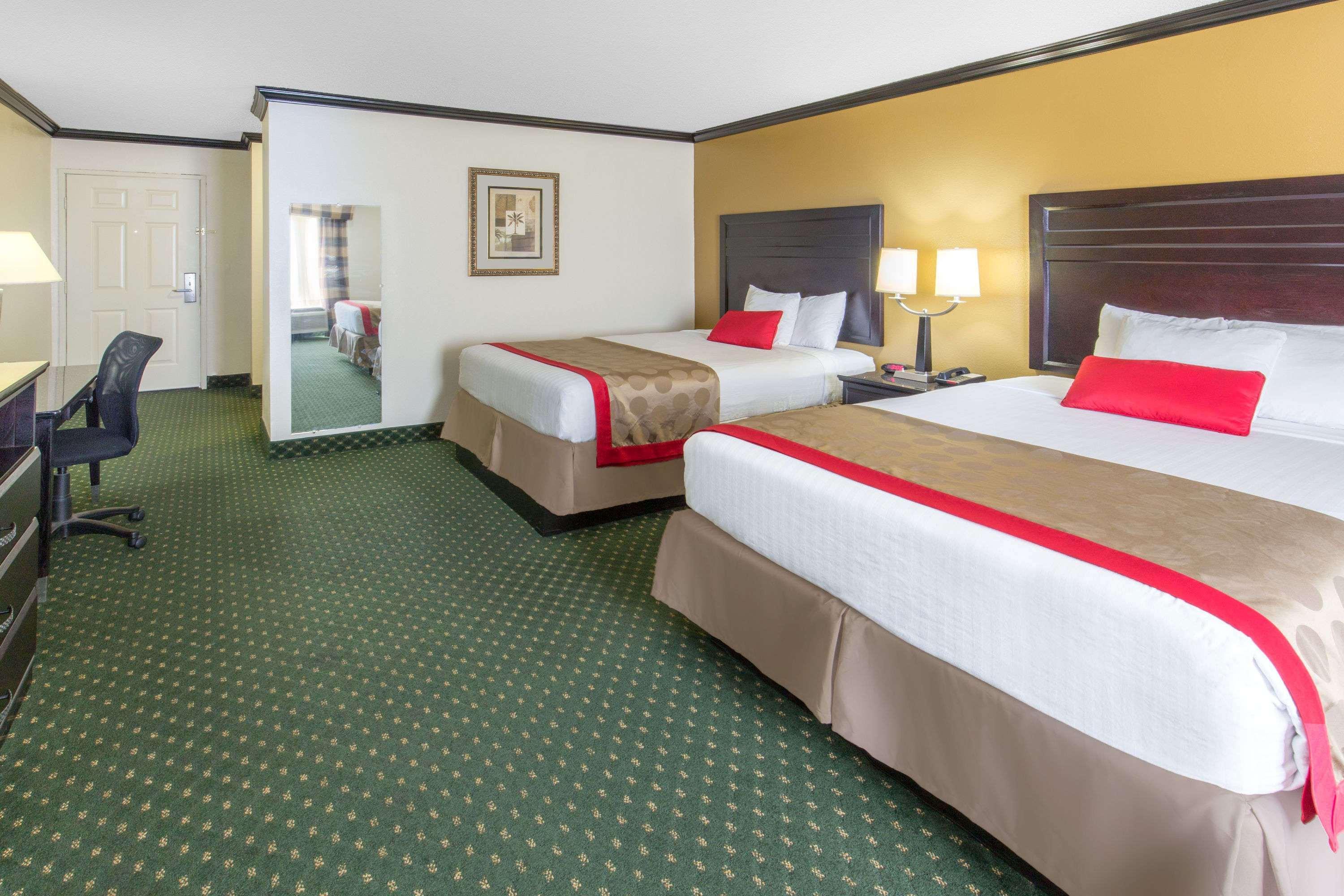 Ramada By Wyndham Ontario Hotel Eksteriør billede