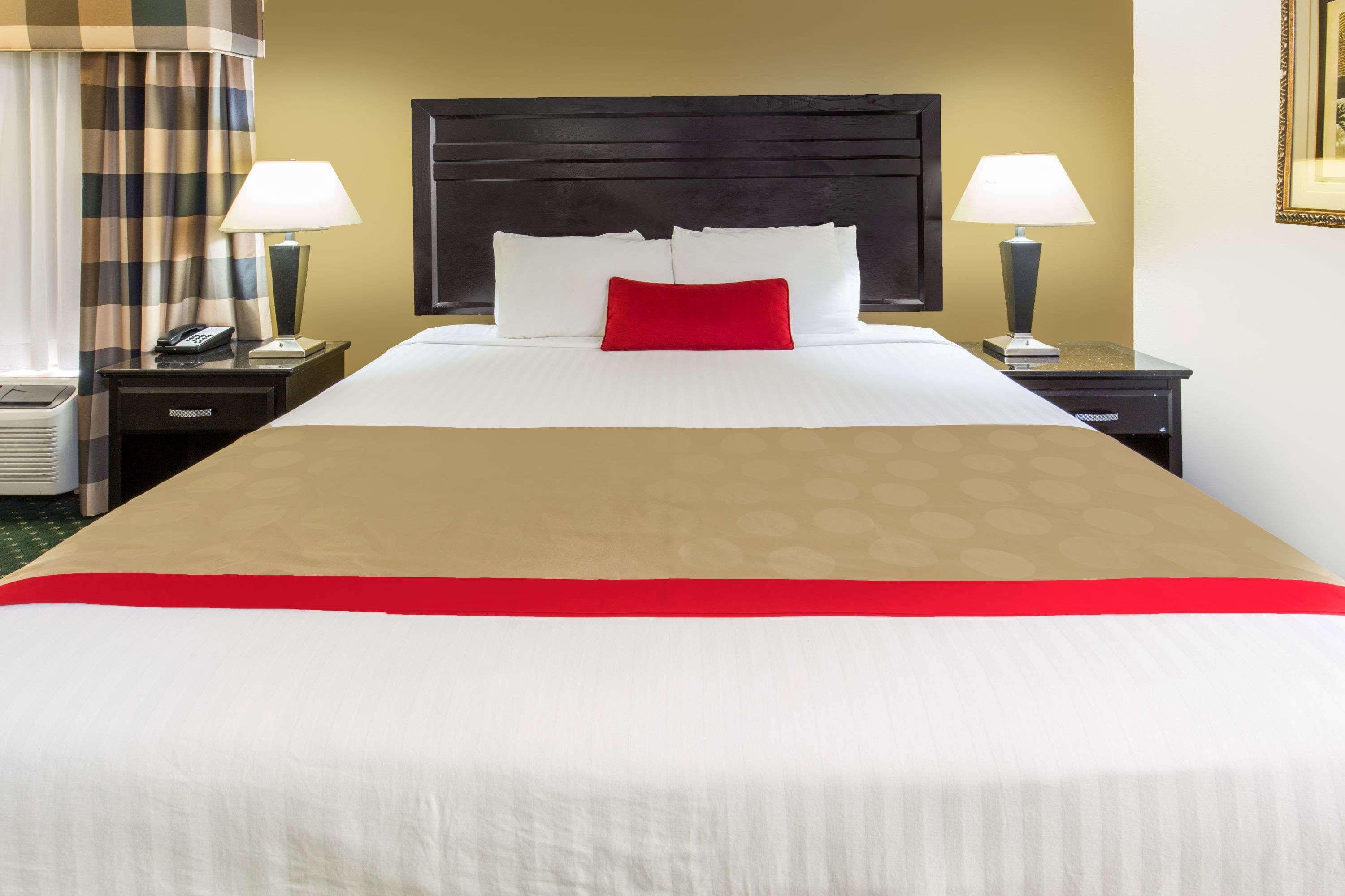 Ramada By Wyndham Ontario Hotel Eksteriør billede