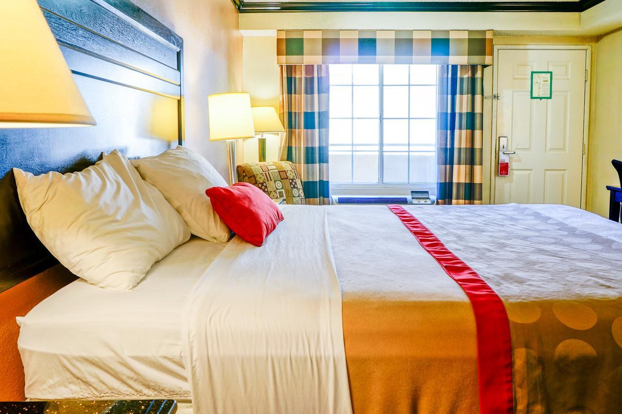 Ramada By Wyndham Ontario Hotel Værelse billede