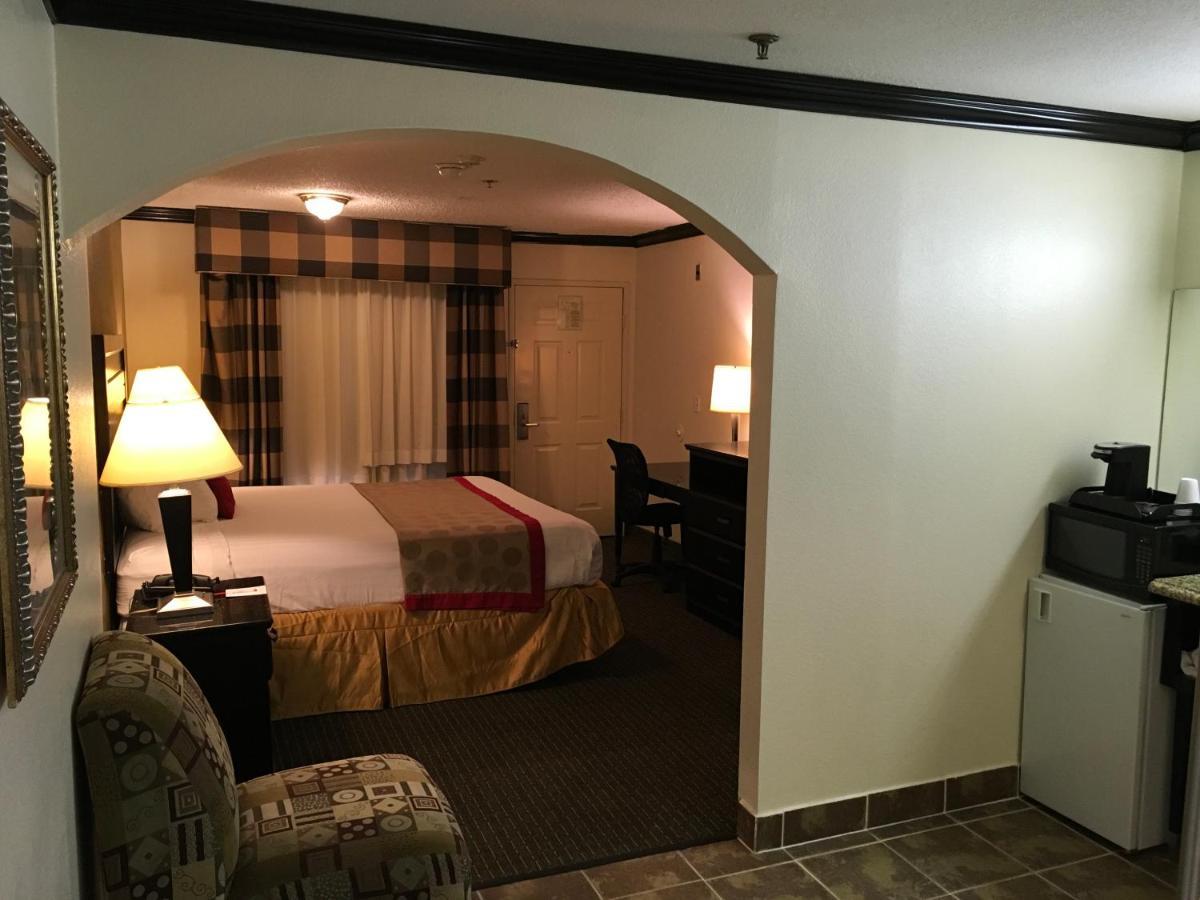 Ramada By Wyndham Ontario Hotel Eksteriør billede
